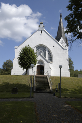 Kyrkan från väster.