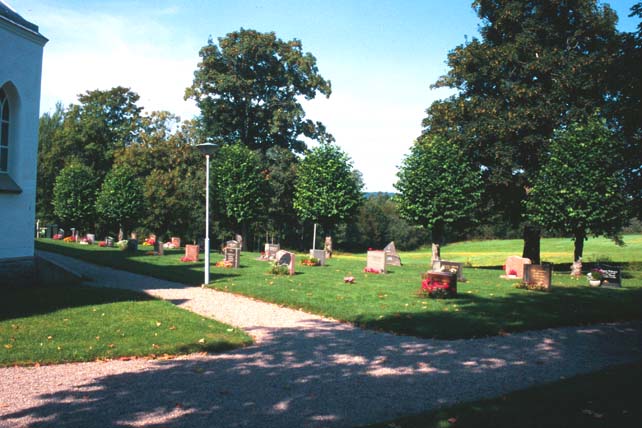 Del av kyrkogården norr om kyrkan. Foto från sydost.