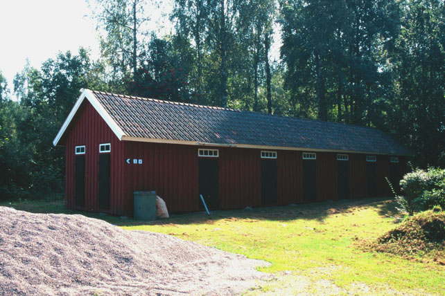 Kyrkstallarna belägna strax öster om kyrkogården. Foto från nordväst. 