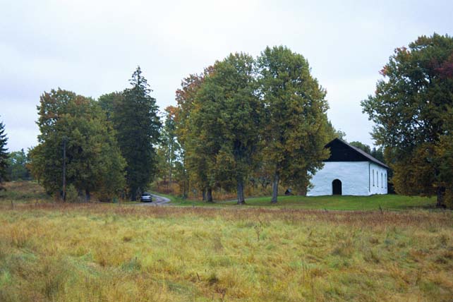 Tösse gamla kyrka från väster.