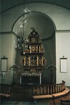 Koret med altarnisch och altaruppsats.