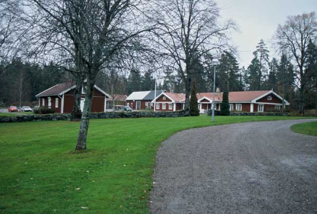 Sockenstuga, församlingshem och ekonomibyggnader.