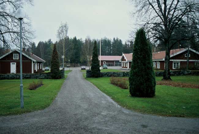 Sockenstuga, församlingshem och ekonomibyggnader sett från kyrkan.