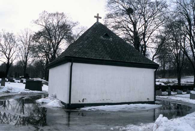 Bårhuset fråm baksidan