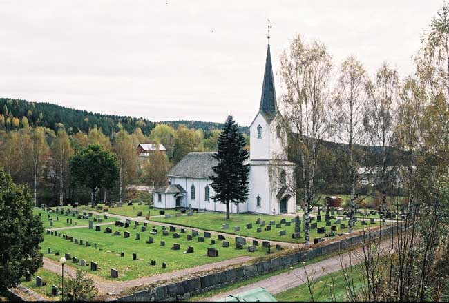 Kyrkan och kyrkogården från höjd i nordväst.