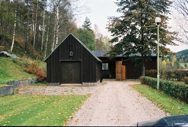 Gravkapell och ekonomibyggnad på norra delen av kyrkogården.