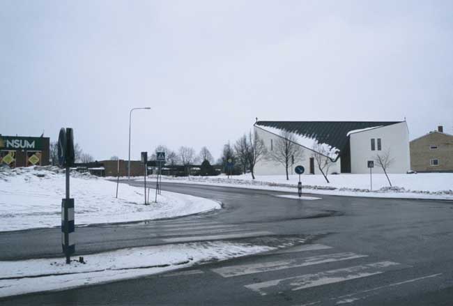 Åmotsfors kyrka i centrala Åmotfors med omgivande torg. 