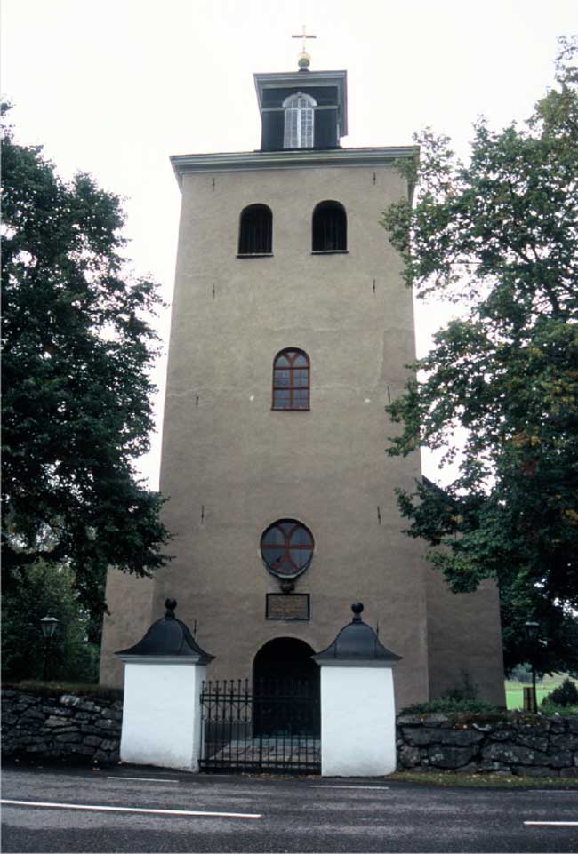 Eds kyrka med samtida grindstolpar. 