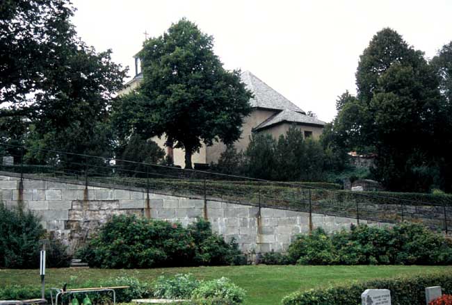 Del av den sluttande kyrkogården.