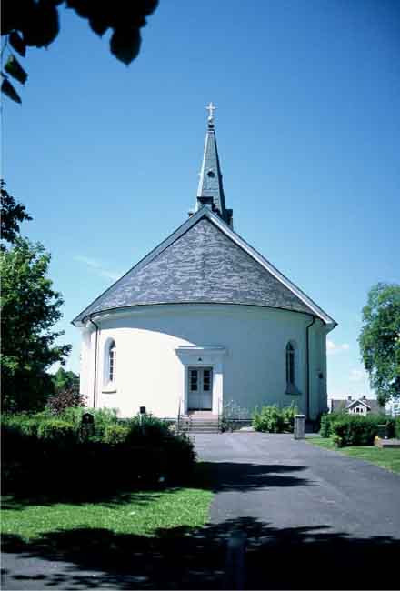 Kyrkan från öster.