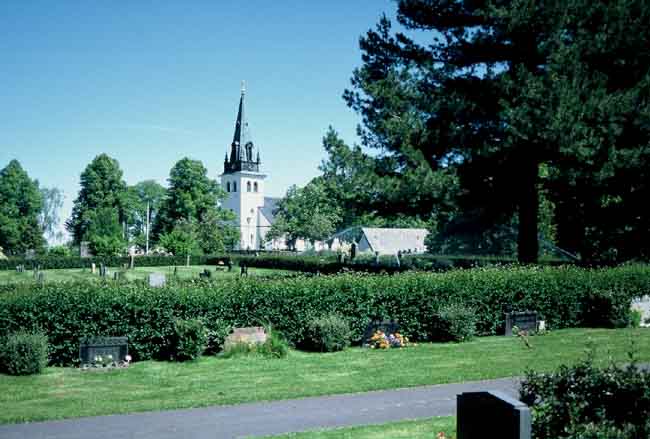 Kyrkan från sydväst.