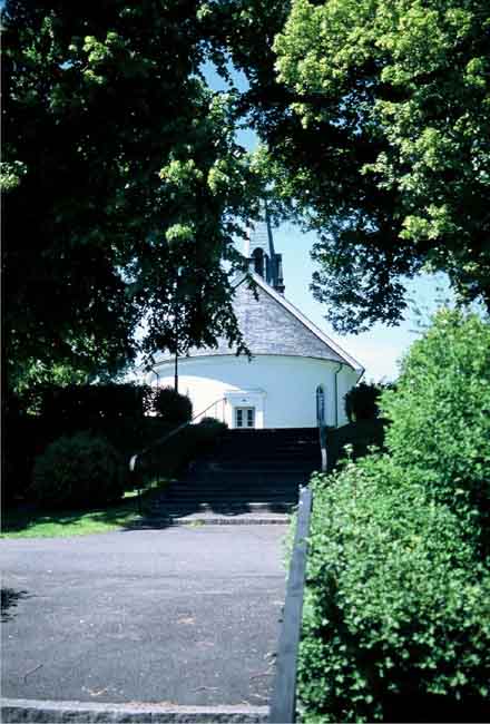 Kyrkogården öster om kyrkan.