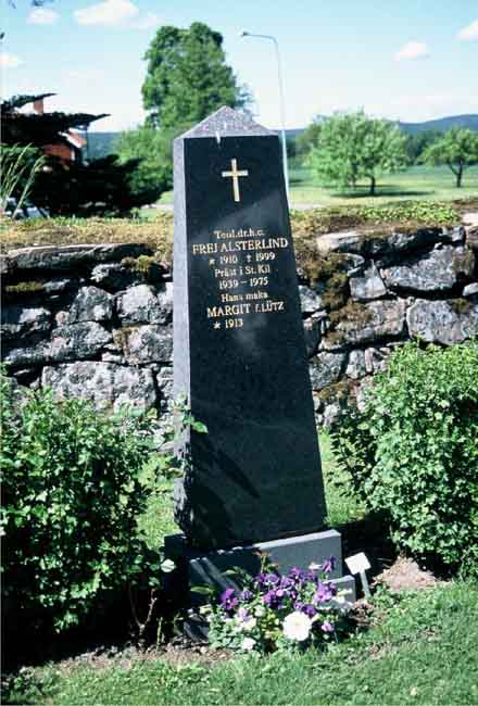 Hembygdsforskarens Fred Alsterlinds gravvård väster om kyrkan.