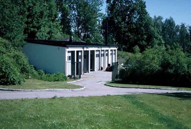 Garagebyggnad öster om kyrkan.