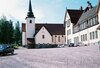 Lundsbergs kyrka, exteriört, fasaden mot norr och den intilliggande skolbyggnaden.