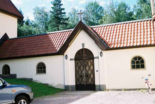 Lundsbergs kyrka, exteriört, förbindelsegången mellan skolbyggnaden och kyrkan.
