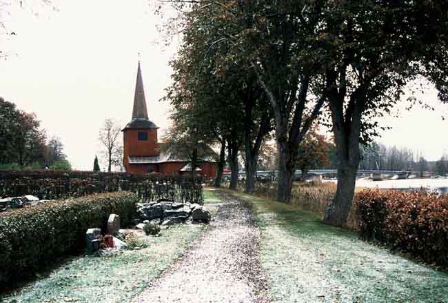 Kyrkan med del av kyrkogården söder om kyrkan.