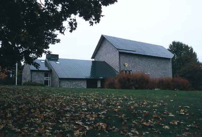 Storfors kyrka med vidbyggt församlingshem från söder.