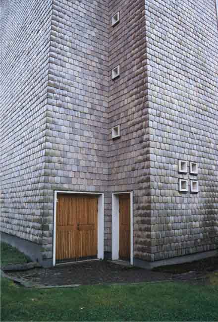 Storfors kyrka, nordöstra hörnet med ingång till källare och kapell.