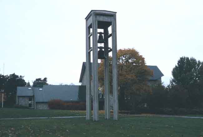 Klockstapel från söder med kyrkan i bakgrunden.