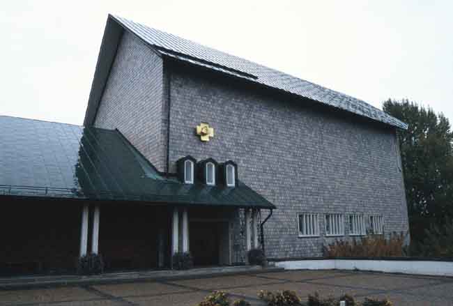 Storfors kyrka med vidbyggt församlingshem från söder.