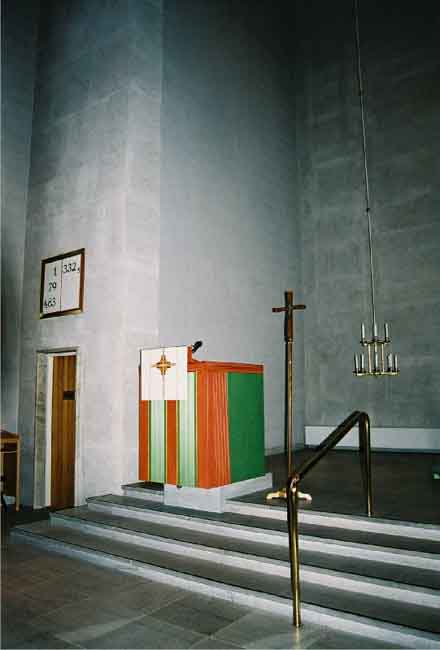 Predikstol och korets norra del.