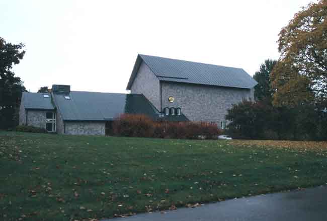 Storfors kyrka med stor gräsplan söderut.