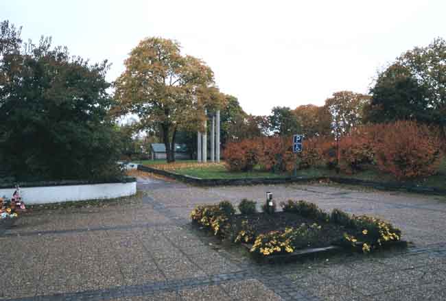 Storfors kyrka, stensatt plan söder om huvudentré.