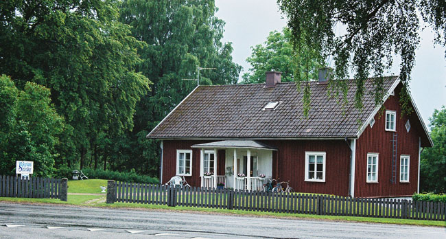 Sockenstugan vid Dals-Eds kyrka. Belägen strax söder om kyrkan. 