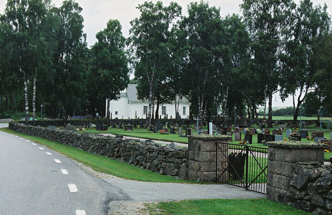 Del av miljön vid Töftedals kyrka. Foto från söder. 