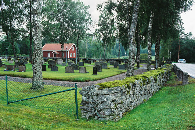 Del av den yngre kyrkogårdsdelen söder om kyrkan.


