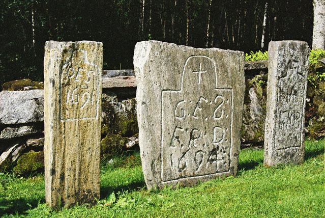 Äldre gravstenar väster om kyrkan.