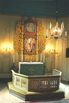 Altaret med altaruppstas och altarring.