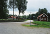 Miljön vid Töftedals kyrka med församlingshemmet närmast till vänster i bild.
