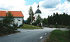 Miljön kring Nössemark kyrka från nordväst med församlingshemmet i förgrunden.