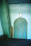 Vapenhuset med dörren till kyrkorummet.