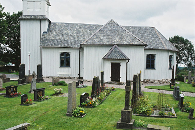 Kyrkan från söder.