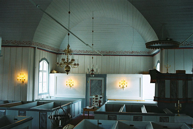 Kyrkorummet från söder med sakristieavgränsningen i norra korsarmen.