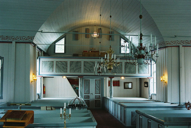 Kyrkorummet med läktaren i väster.