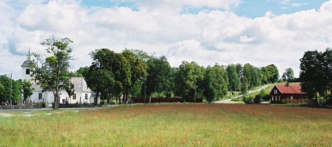 Håbols kyrka från söder. Bygganden till höger har tidigare varit skola och sockenstuga.