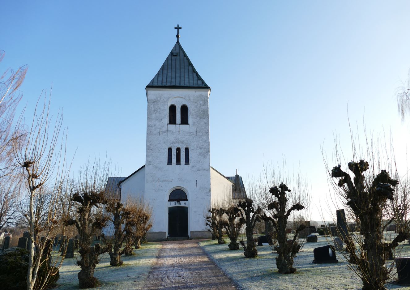 Oppmanna kyrka sedd från väster