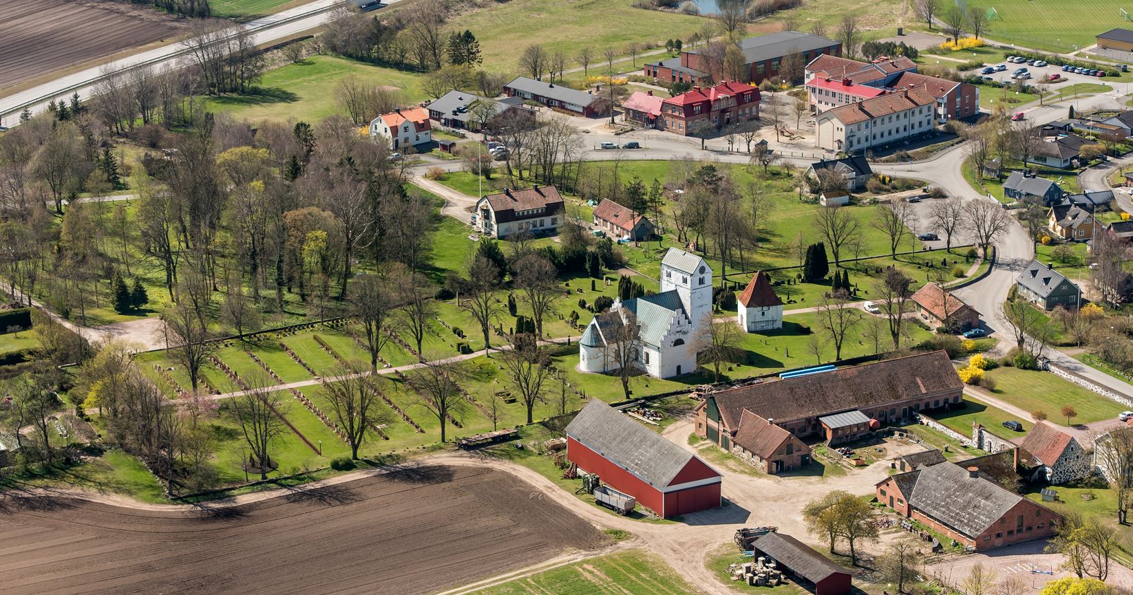 Flygbild över Fjälkinge kyrka från nordost