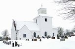 Ivö kyrka från nordost. En utvidgning av den ursprungliga romanska kyrkobyggnaden påbörjades under sent 1700-tal och stod färdig med torn och entréhall år 1820. Sakristian norr om koret tillkom på 1940-talet.