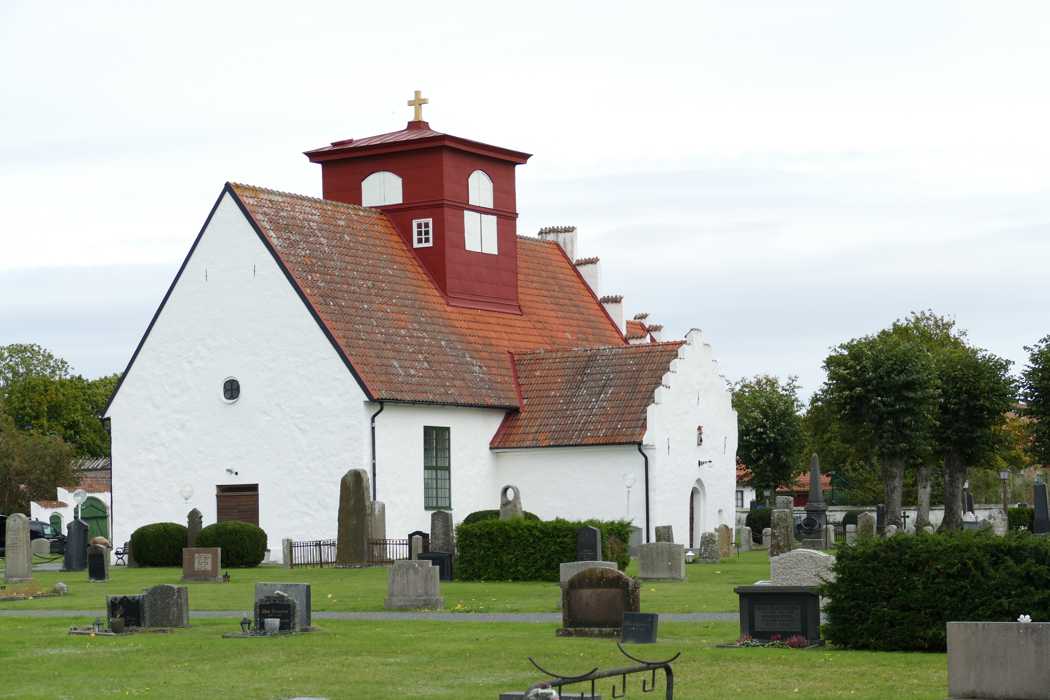 Rinkaby kyrka sedd från sydväst