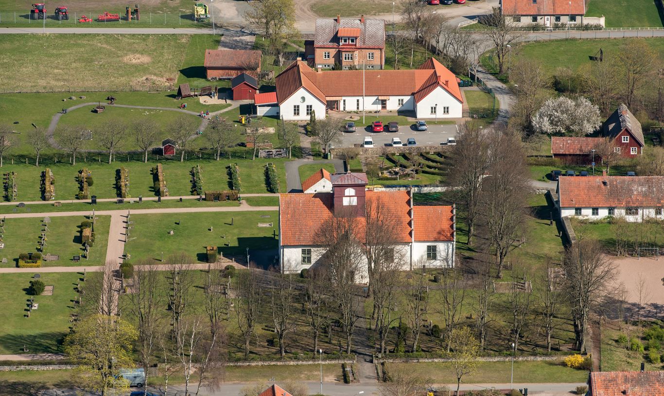 Rinkaby kyrka sedd från söder