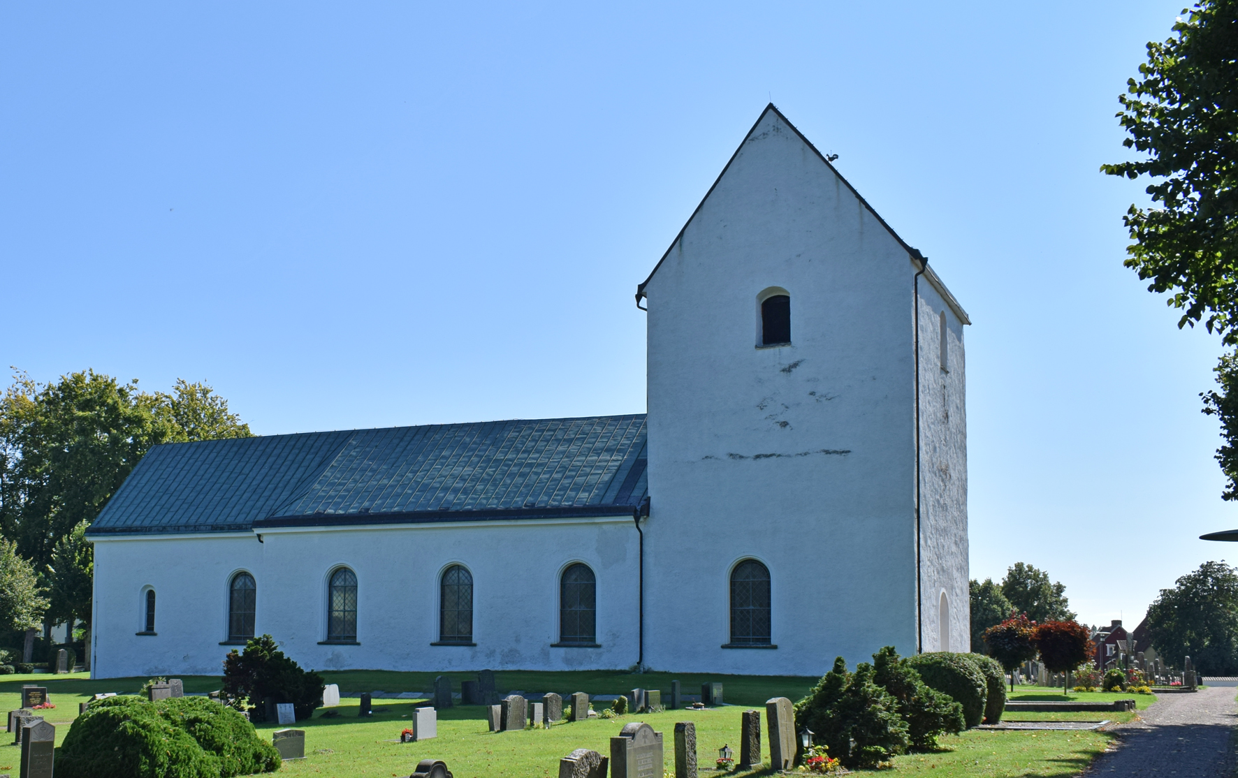 Önnestad kyrka från norr. Till vänster i bild syns koret, som är något smalare än långhuset till höger om detta. Tornet i väster är lika brett som långhuset.  