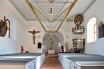 Kyrkorummet mot koret i öster med dess konstnärligt och kulturhistorisk värdefulla barockinredning samt den 2018 tillkomna ljusrampen.