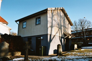 Bårhus från 1978 vid Södra Vings kyrka. Neg.nr. B963_012:07. JPG. 