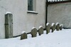 Stavkorshäll och svampformade gravstenar på Timmele kyrkogård. Neg.nr. B963_043:11. JPG.