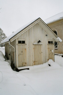 Ekonomibyggnad vid Fänneslunda-Grovare kyrka med dass. Neg.nr. B963_007:08. JPG. 